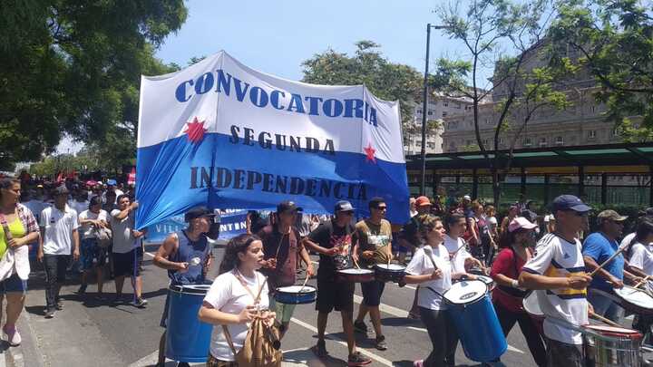 A 20 años que el Pueblo derrocó a un Presidente elegido por voto, pero capitalista y lamebotas de los norteamericanos Política Nacional Convocatoria Segunda Independencia